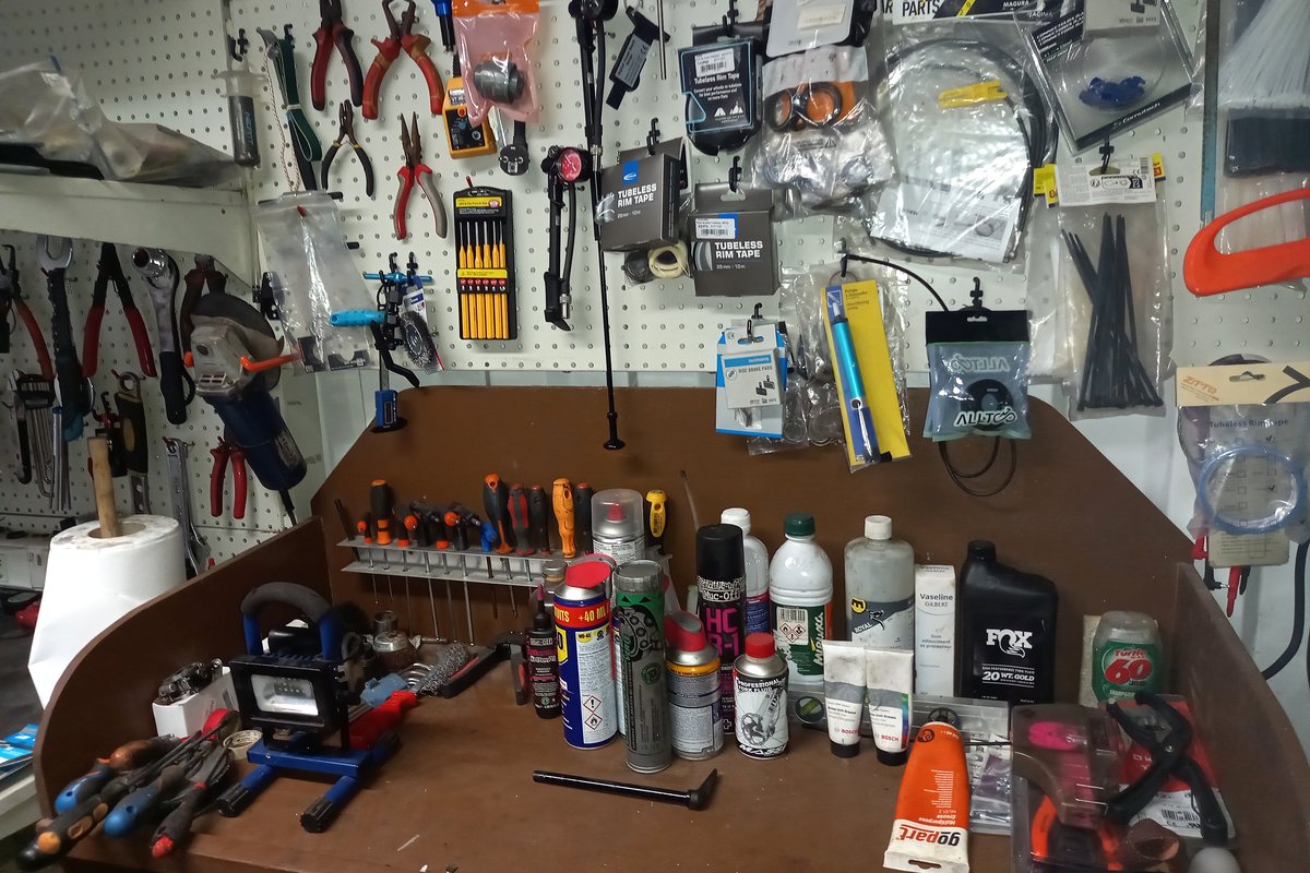 VTT électrique sur un pied d'atelier pendant une révision